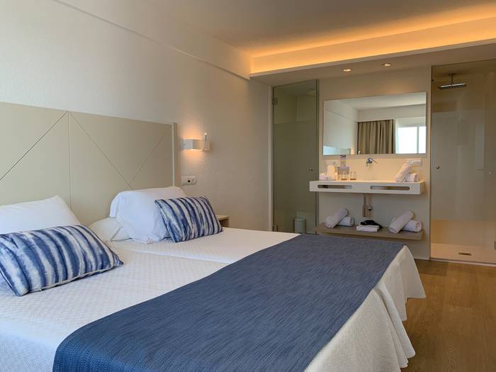 Doppelzimmer deluxe blau punta reina family resort mallorca Doppelzimmer deluxe blau punta reina family resort mallorca