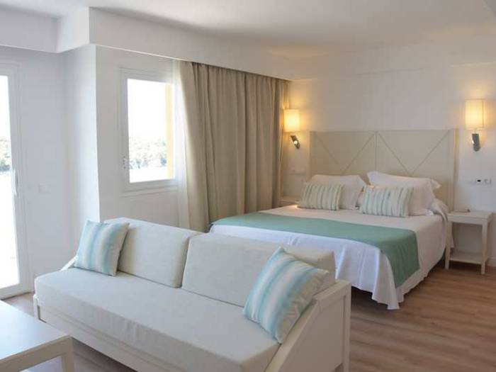 Junior suite blau punta reina family resort mallorca Junior suite blau punta reina family resort mallorca