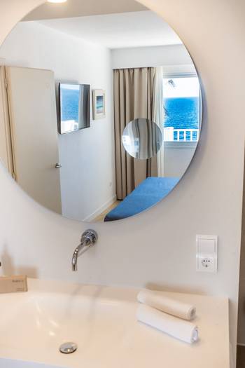 Junior suite vista mar frontal blau punta reina resort mallorca Junior suite vista mar frontal blau punta reina resort mallorca