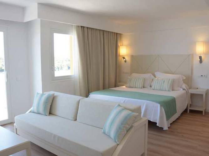 Junior suite vista mar cala romántica blau punta reina resort mallorca Junior suite vista mar cala romántica blau punta reina resort mallorca