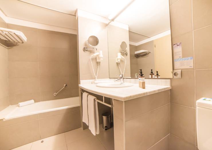 Habitación doble con balcón Blau Punta Reina Mallorca Habitación doble con balcón Blau Punta Reina Mallorca
